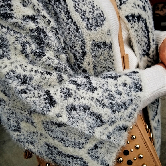 TREND DOLLA So soft Snake Print Super Soft Fuzzy C - Picture 8 of 10